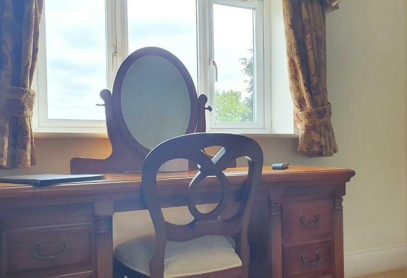 חדר משפחתי, The Down Inn