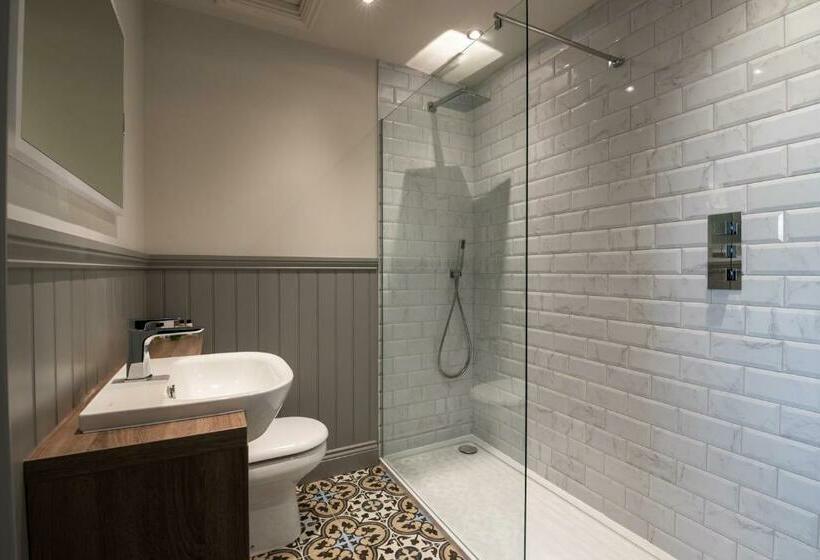 غرفة قياسية سرير كينج, The Lodge