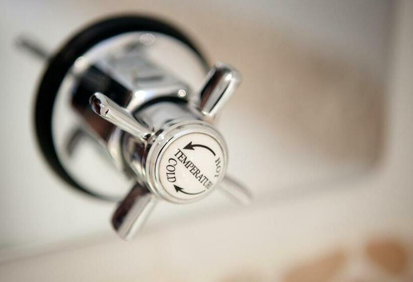 جناح سوبيريور, The Lodge