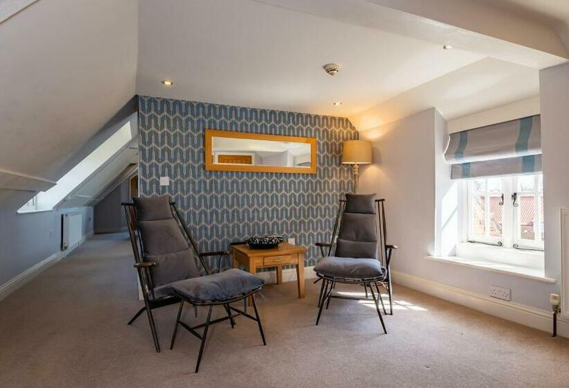 جناح سوبيريور, The Lodge