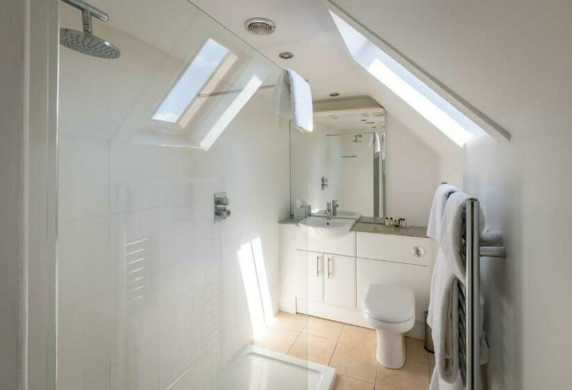 جناح سوبيريور, The Lodge