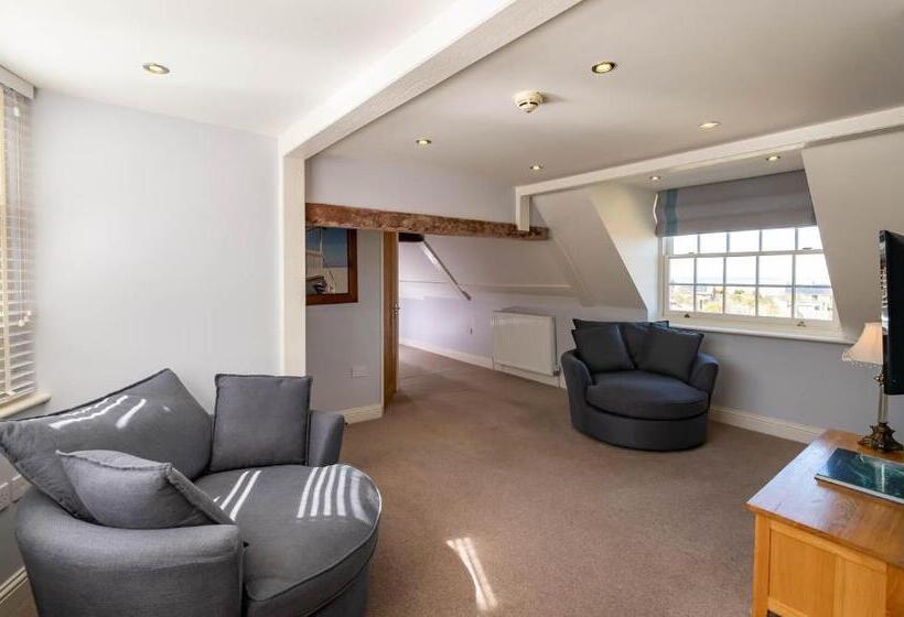 جناح سوبيريور, The Lodge