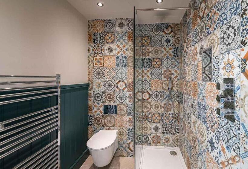 غرفة ديلوكس سرير كينج, The Lodge