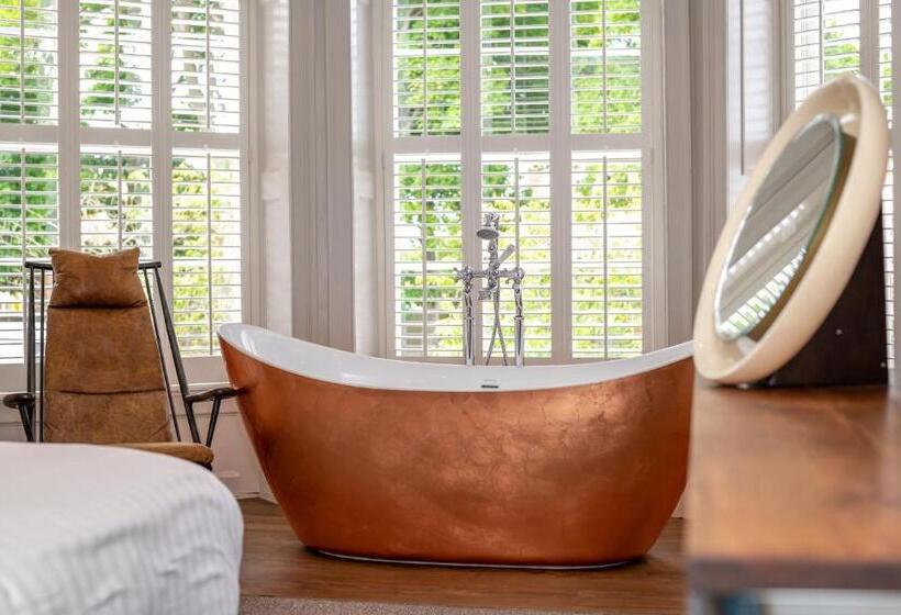 غرفة ديلوكس, The Lodge