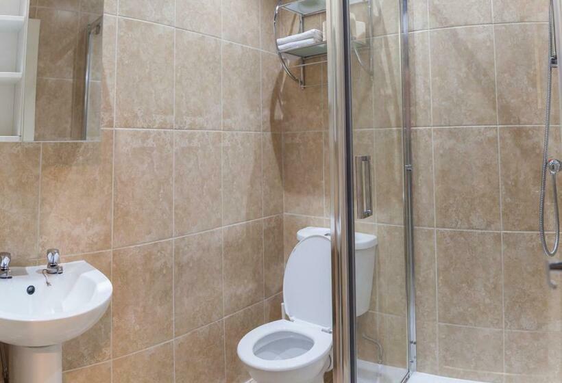 חדר משפחתי, The Trafford