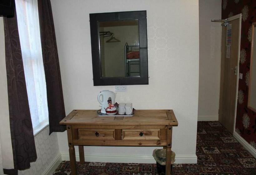 חדר משפחתי, The Trafford