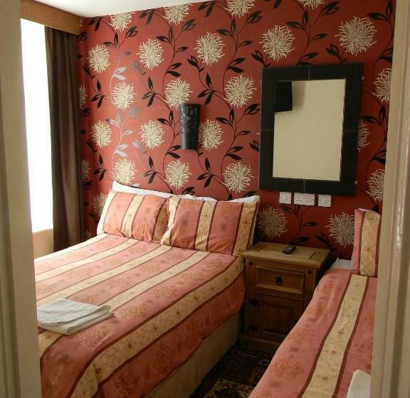 חדר משפחתי, The Trafford