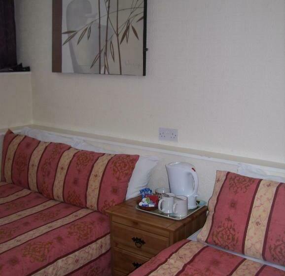 חדר משפחתי, The Trafford