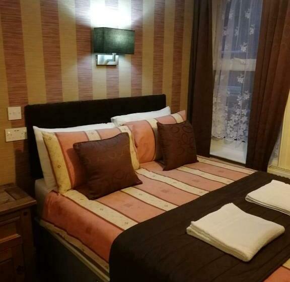 חדר אקונומי, The Trafford