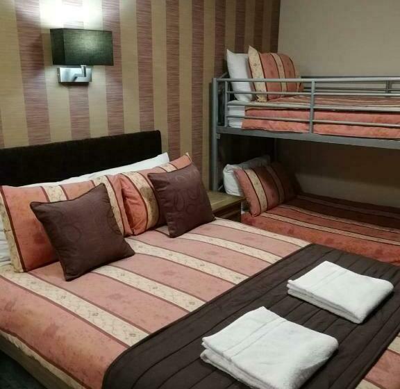 חדר משפחתי, The Trafford