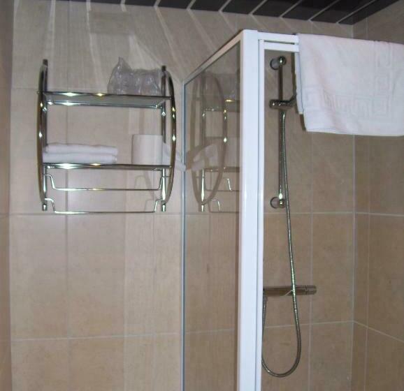 חדר משפחתי, The Trafford