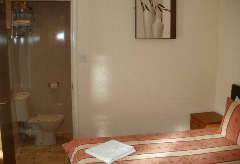 חדר משפחתי, The Trafford