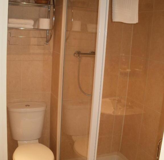 חדר משפחתי, The Trafford