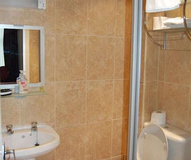 חדר משפחתי, The Trafford