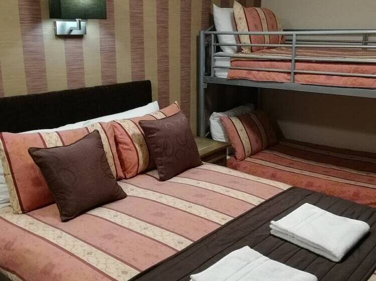 חדר משפחתי, The Trafford