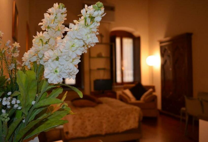 سوییت جونیور لوکس, La Corte Del Re