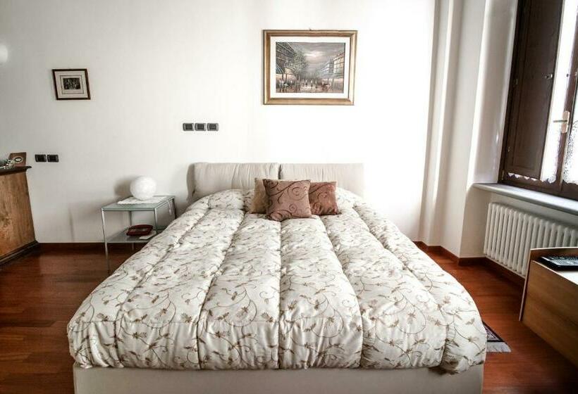 سوییت جونیور لوکس, La Corte Del Re