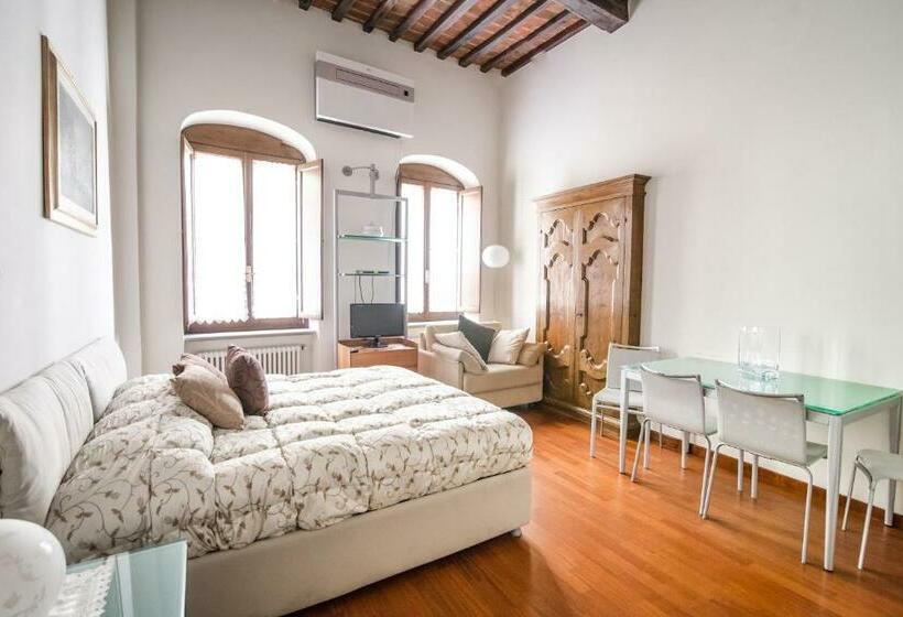 سوییت جونیور لوکس, La Corte Del Re