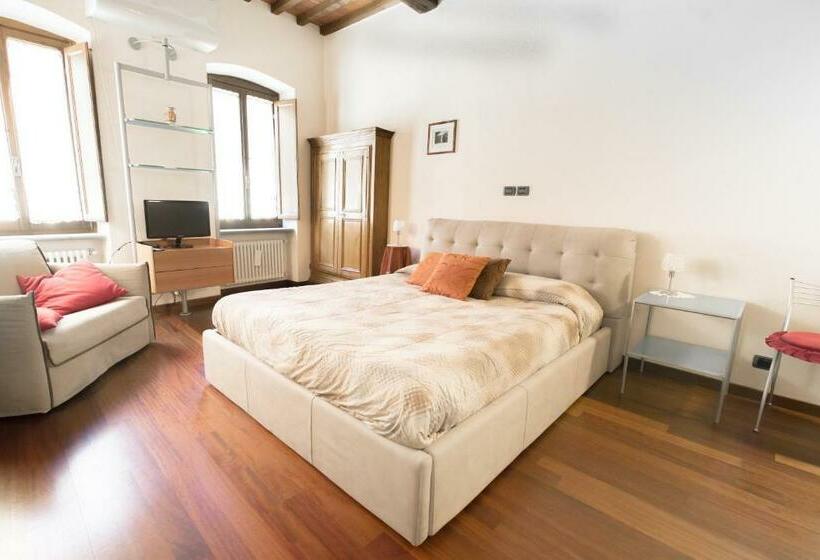 سوییت جونیور لوکس, La Corte Del Re