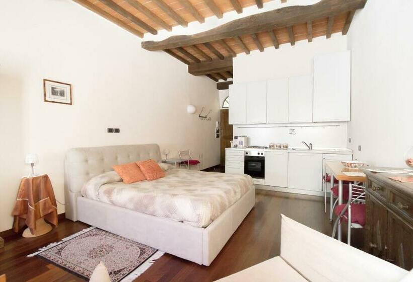 سوییت جونیور لوکس, La Corte Del Re