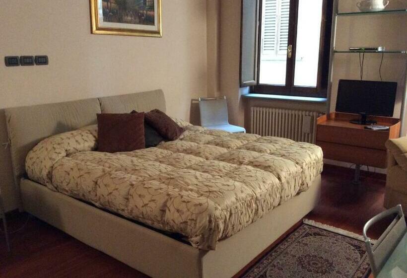 سوییت جونیور لوکس, La Corte Del Re