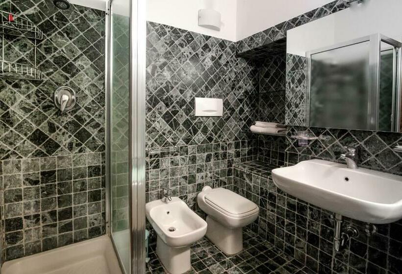 سوییت جونیور لوکس, La Corte Del Re