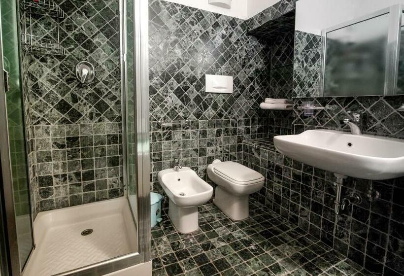 سوییت جونیور لوکس, La Corte Del Re