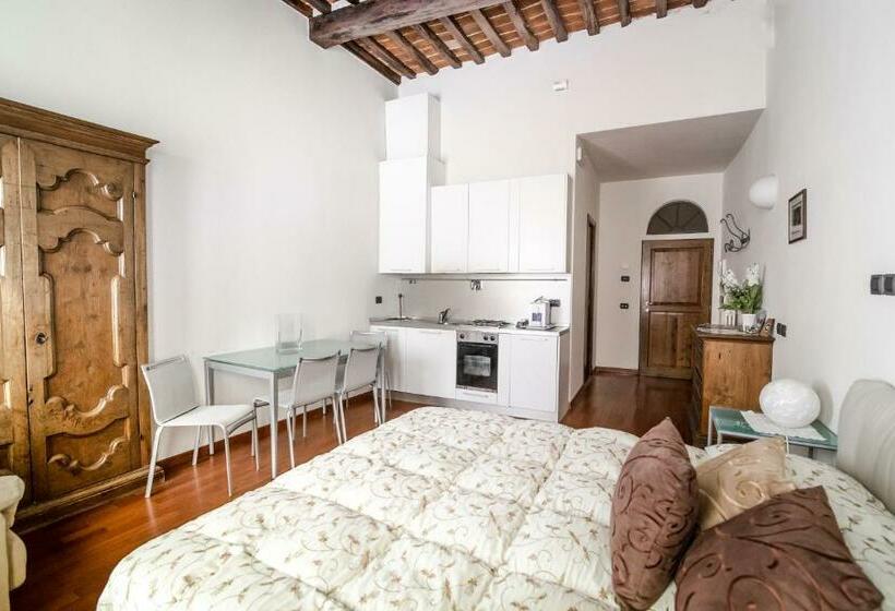 سوییت جونیور لوکس, La Corte Del Re