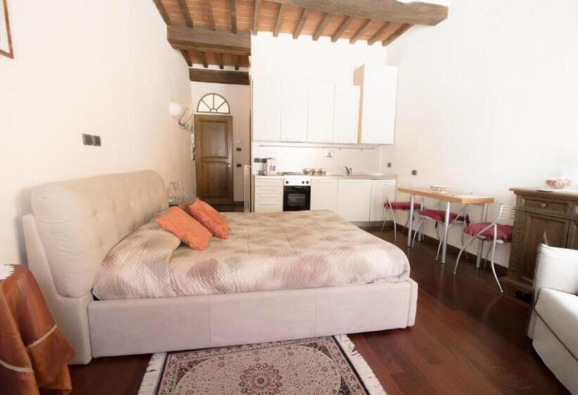 سوییت جونیور لوکس, La Corte Del Re