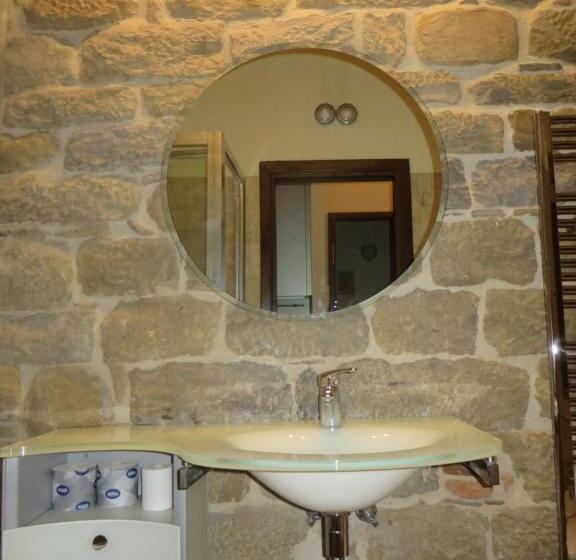 سوئیت با تخت بزرگ, La Corte Del Re