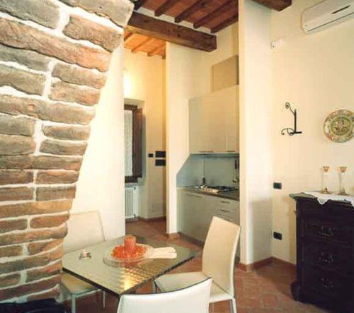 سوئیت با تخت بزرگ, La Corte Del Re