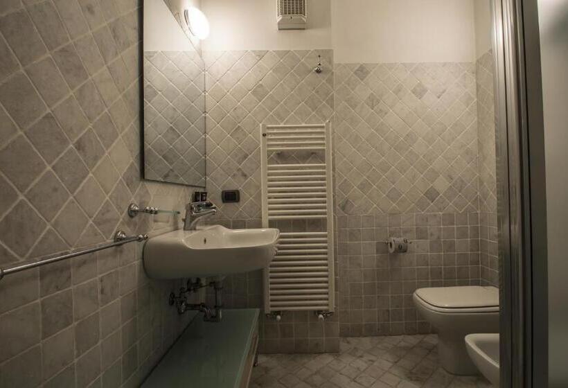 سوییت جونیور لوکس, La Corte Del Re