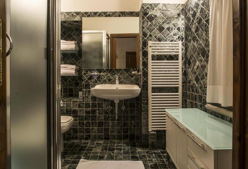 سوییت جونیور لوکس, La Corte Del Re