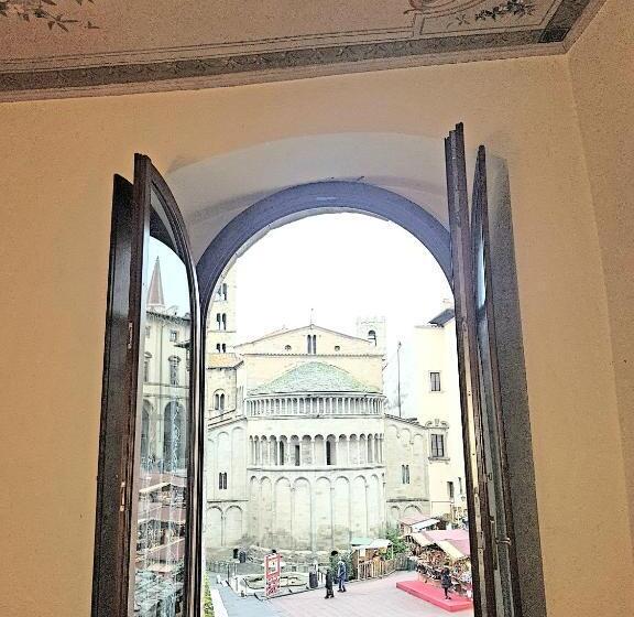 سوئیت با تخت بزرگ, La Corte Del Re