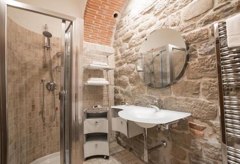 سوئیت با تخت بزرگ, La Corte Del Re