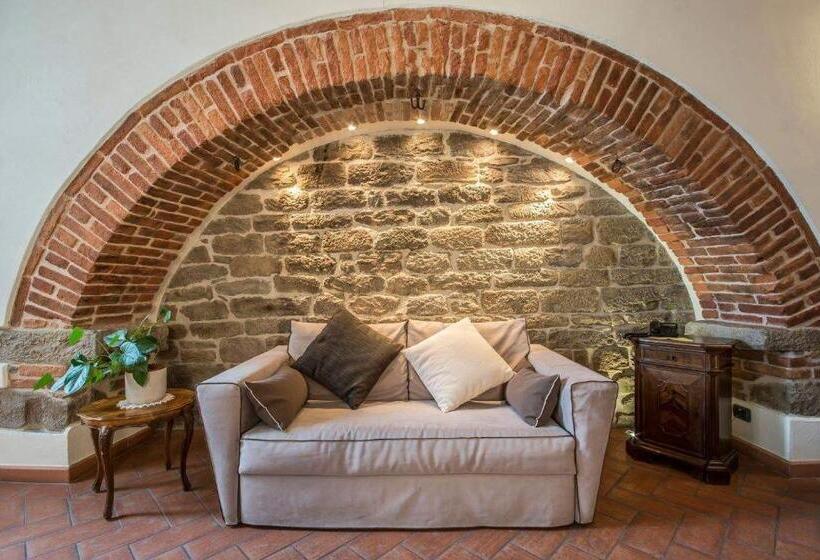 سوئیت با تخت بزرگ, La Corte Del Re