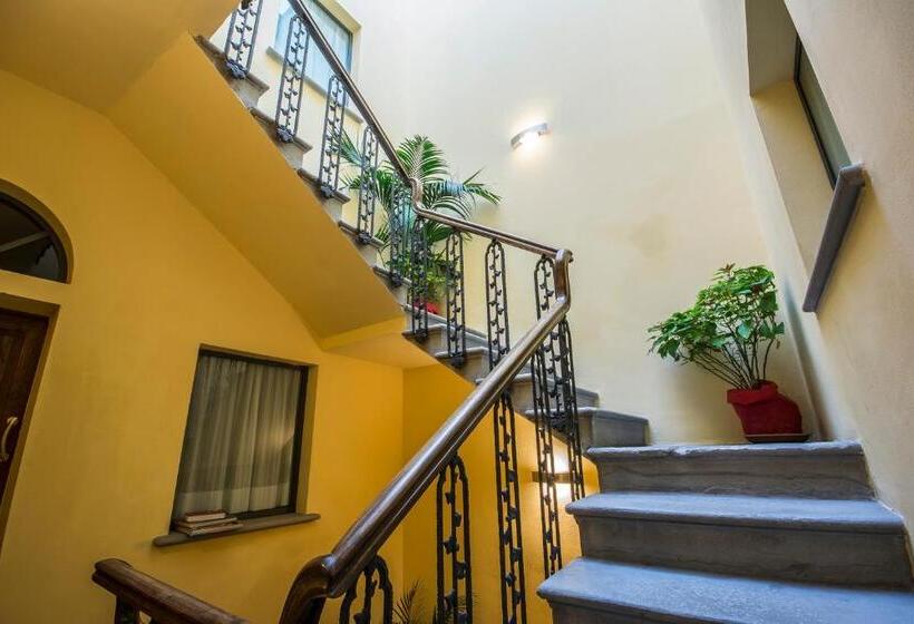 سوییت جونیور لوکس, La Corte Del Re