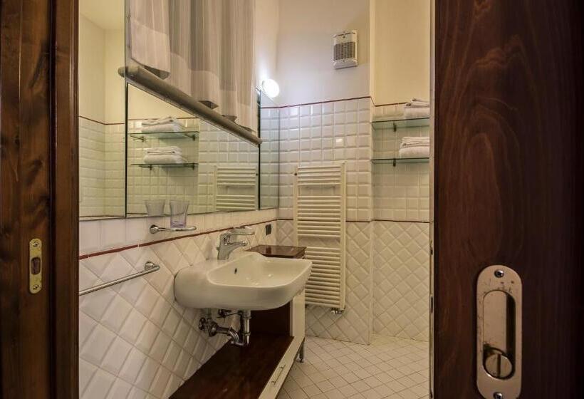 سوییت جونیور لوکس, La Corte Del Re