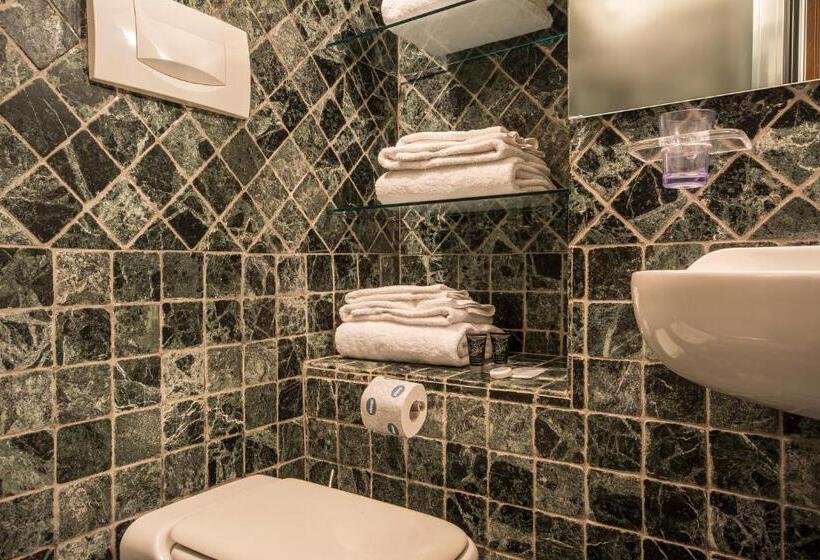 سوییت جونیور لوکس, La Corte Del Re