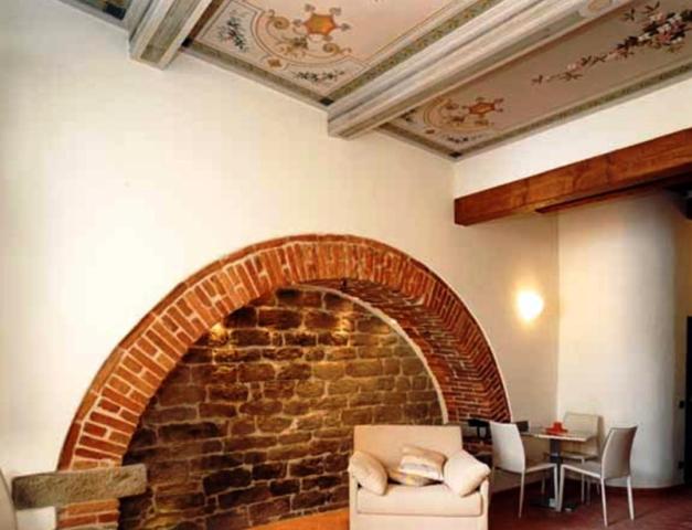 سوئیت با تخت بزرگ, La Corte Del Re