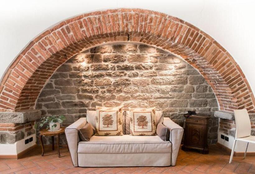 سوئیت با تخت بزرگ, La Corte Del Re