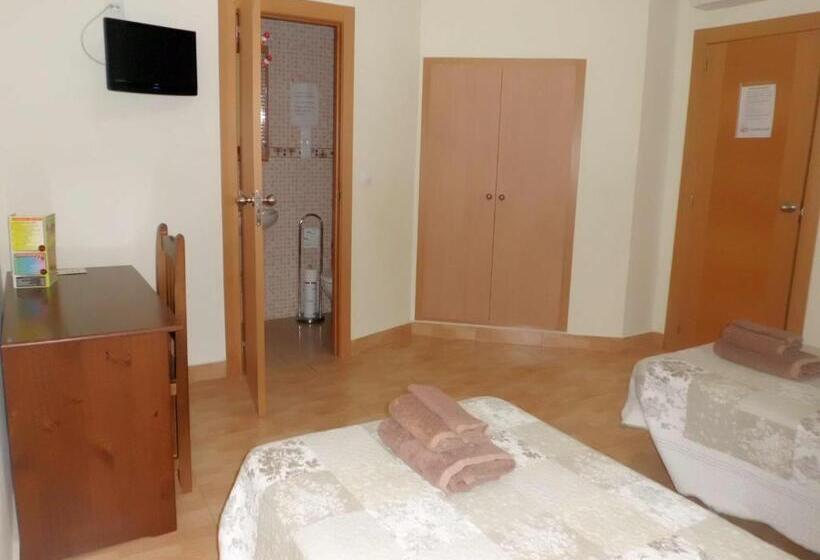 اتاق استاندارد سه نفره, Hostal Abastos