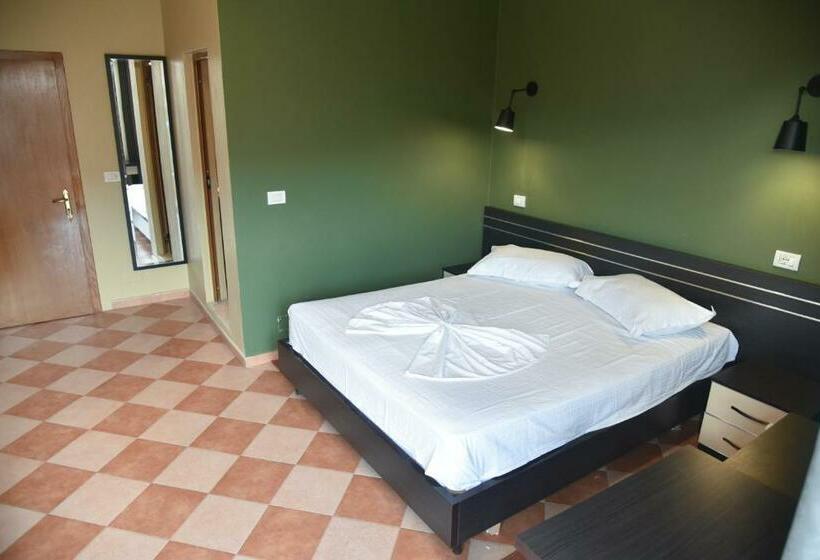 Pokój Standard Trzyosobowy, Blini