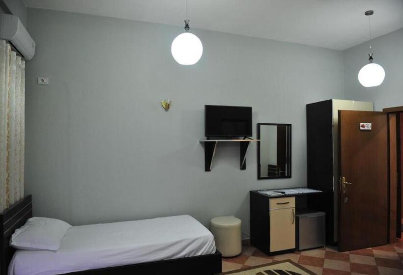 Pokój Standard Trzyosobowy, Blini