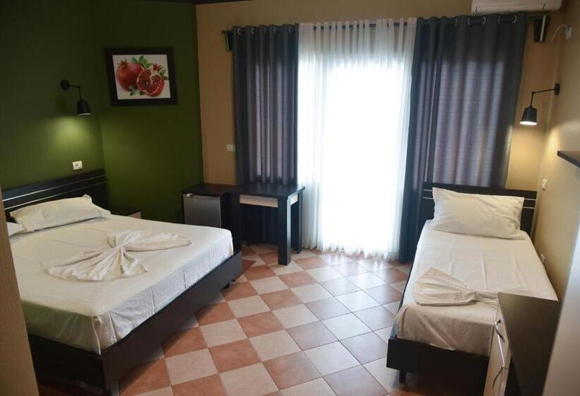 Pokój Standard Trzyosobowy, Blini