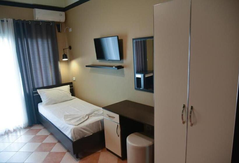 Pokój Standard Trzyosobowy, Blini