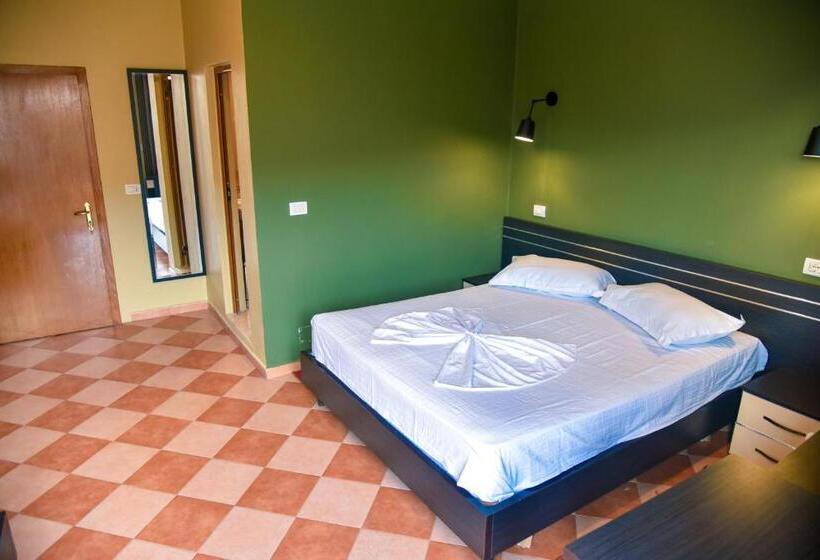 Pokój Standard Trzyosobowy, Blini