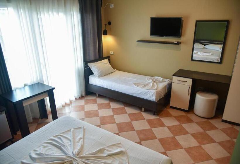 Pokój Standard Trzyosobowy, Blini