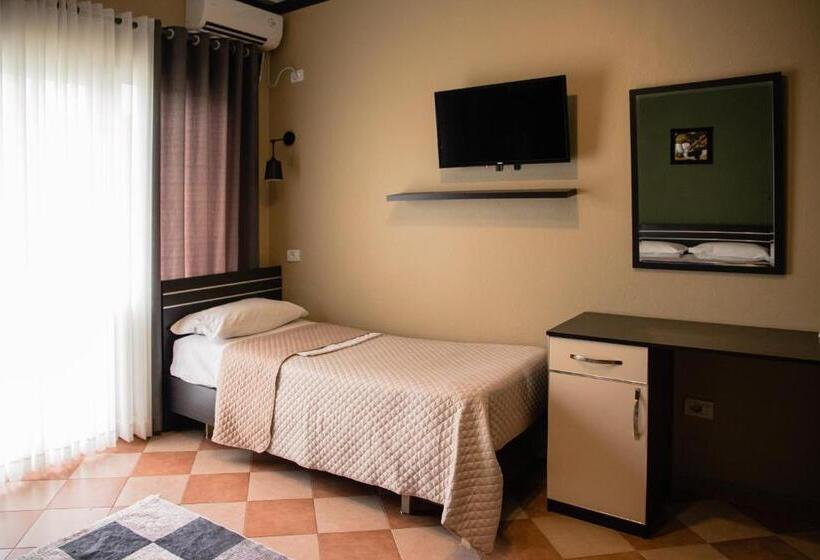 Pokój Standard Trzyosobowy, Blini