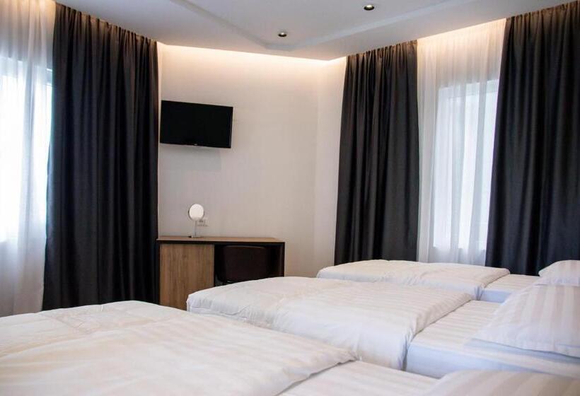 Pokój Deluxe Trzyosobowy, Blini